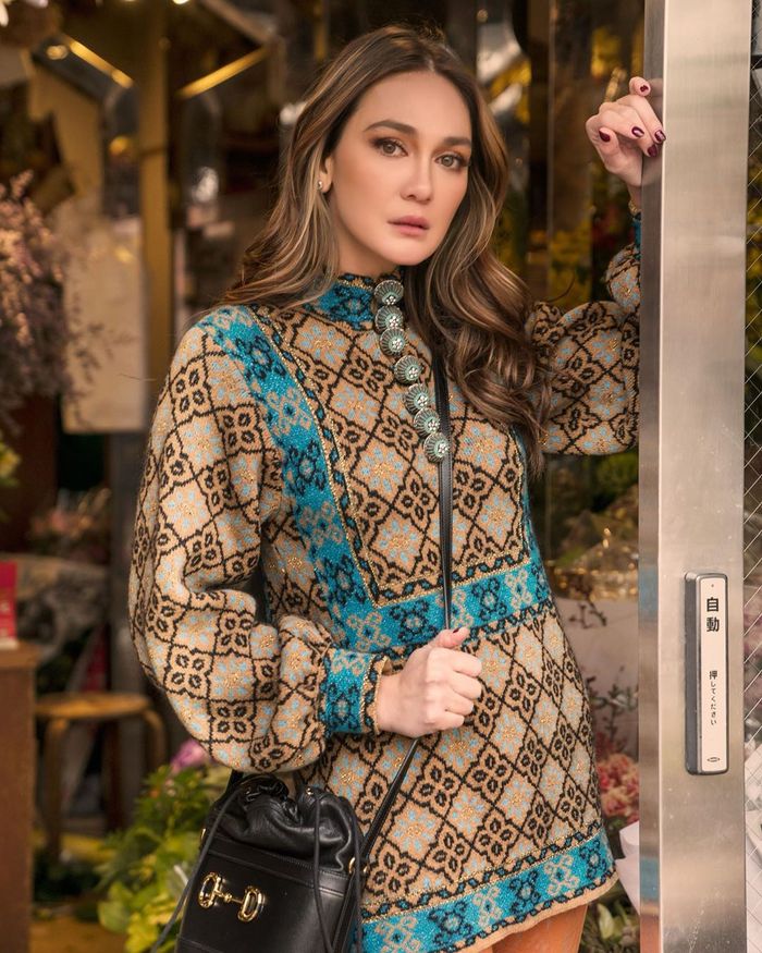 Luna Maya mengenakan dress motif geometric flower dari brand ternama Gucci