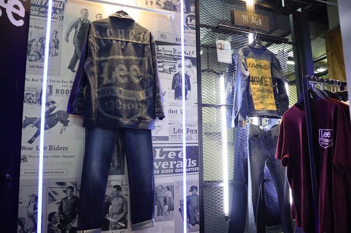 Kolaborasi Lee Jeans dengan para publik figur Indonesia yang dilelang di Wall of Fades 2019instagram.com/leejeansid