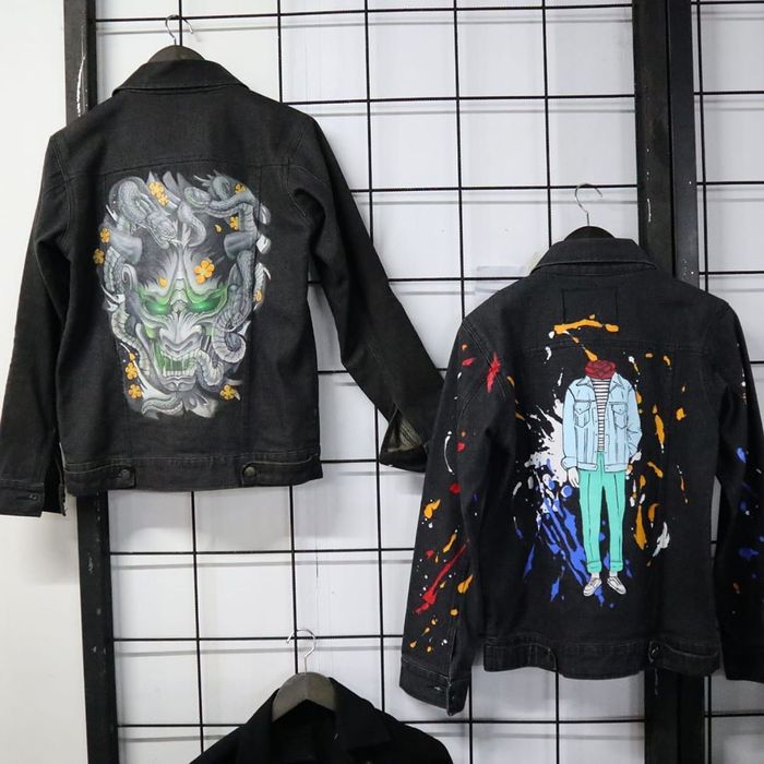 Contoh jeans personalisasi dengan teknik printing di area Pojok Eksperimen Wall of Fades 2019instagram.com/walloffades