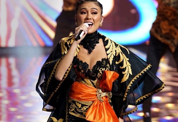 Seksinya Agnez Mo dalam kebaya modern model korset karya Anne Avantie
