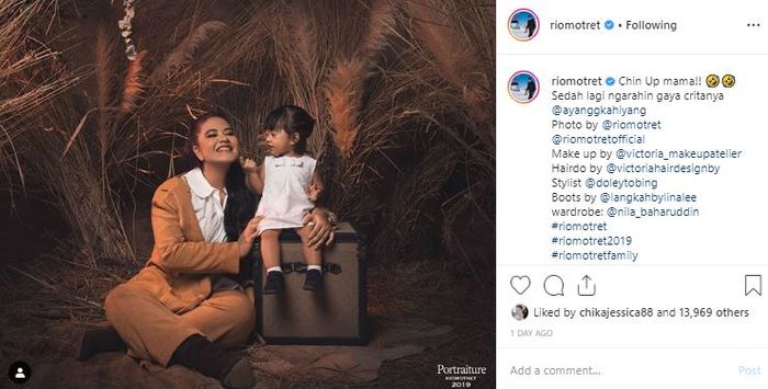 Gaya Kahiyang Ayu berfoto dengan Sedah Mirah.