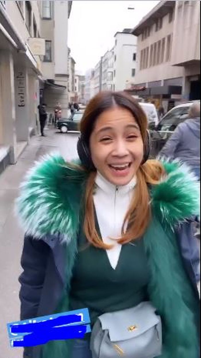 Nagita Slavina kenakan tas pinggang Hermes harga ratusan juta rupiah