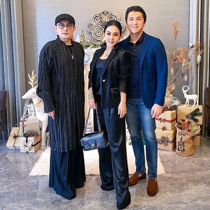 Syahrini terlihat memesona dan elegan dalam balutan busana serba hitam