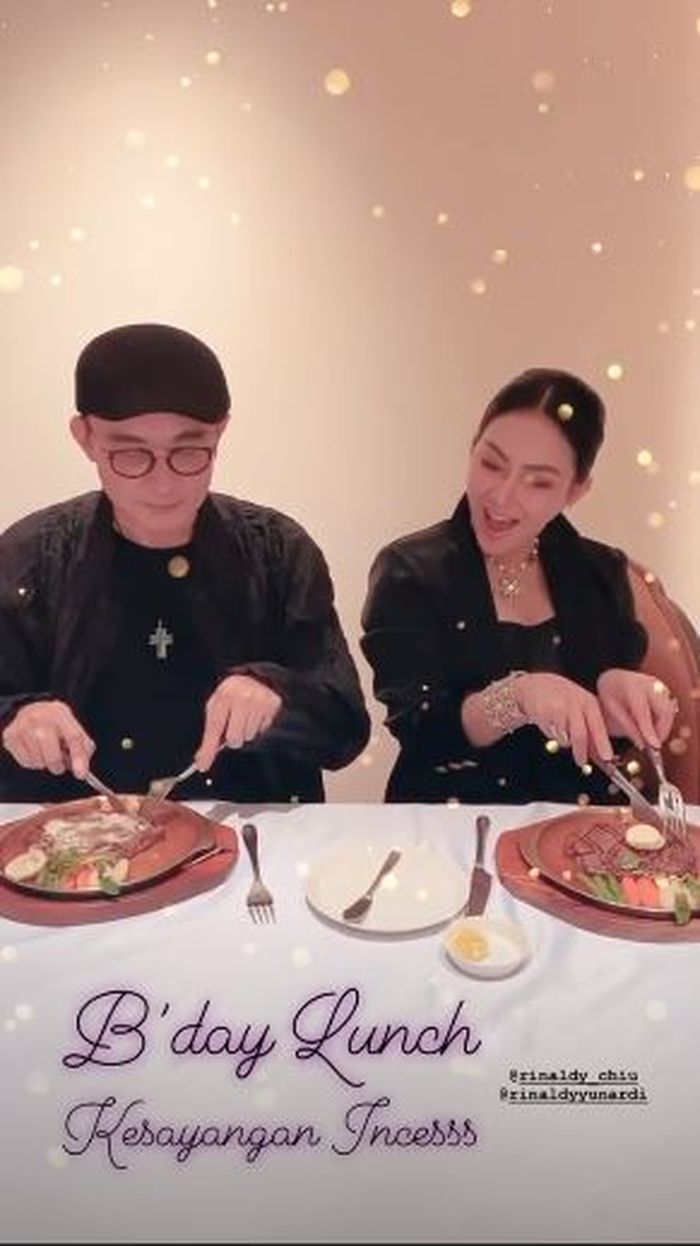 Syahrini sedang makan siang untuk birthday lunch Rinaldy Yunardi yang sedang berulang tahun