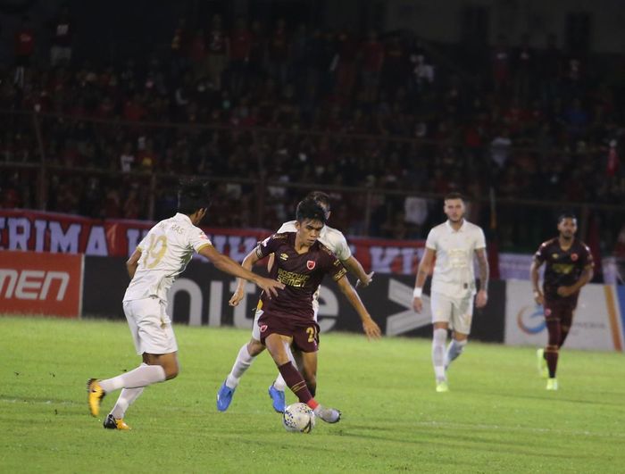 Pemain PSM Makassar, Rizky Eka, dikawal pemain PSS Sleman dalam laga pekan ke-32 di Stadion Andi Mattalatta, Makassar, Minggu (15/12/2019).