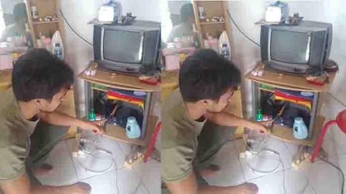 Salah satu saksi saat memperlihatkan uang yang disimpan di dalam Magic jar hilang, di Baha Mengwi, Badung, Bali, Minggu (15/12/2019)