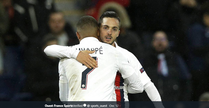 Bintang Paris Saint-Germain, Kylian Mbappe sedang merayakan gol bersama rekan satu timnya, Pablo Sarabia