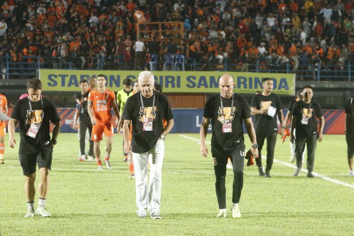 Pelatih Mario Gomez dan Oficial serta Pemain Borneo FC  tak dapat menyembunyikan kekecewaaanya seusai dikalahkan Persib 0-1 pada pertandingan Liga 1 di Stadion Segiri Samarinda Kalimantan Timur, Rabu (11/12/2019).