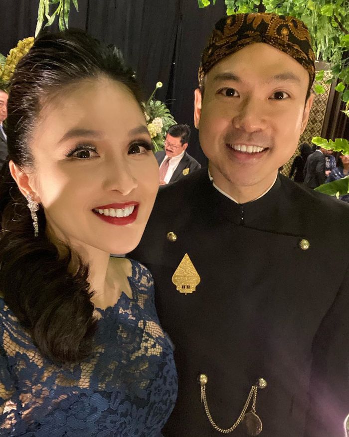 Suami Sandra Dewi saat pakai blangkon