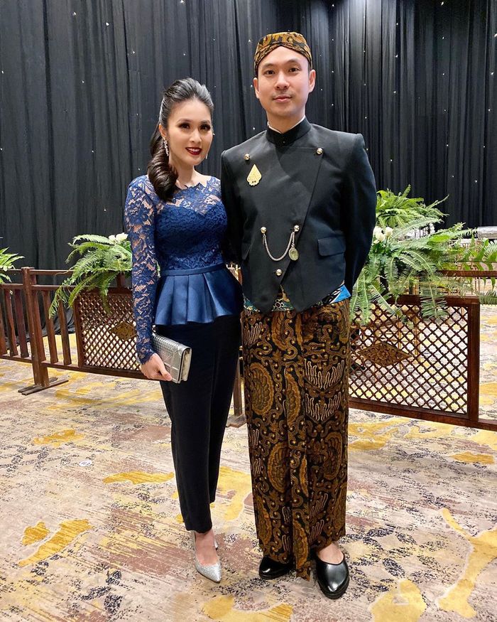 Sandra Dewi dan sang suami saat tampil ala pasangan Jawa