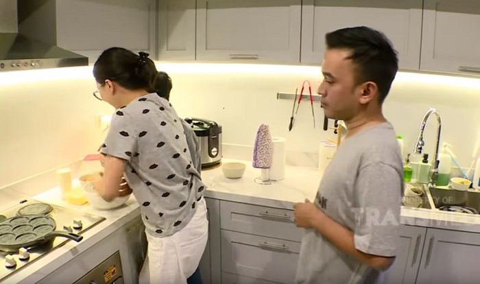 Sarwendah dibikin geregetan karena Betrand Peto berantakan saat mengaduk adonan pancake