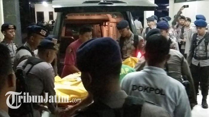 Evakuasi jenazah anggota Brimob tersambar petir di kamar mayat RS Bhayangkara Surabaya. 