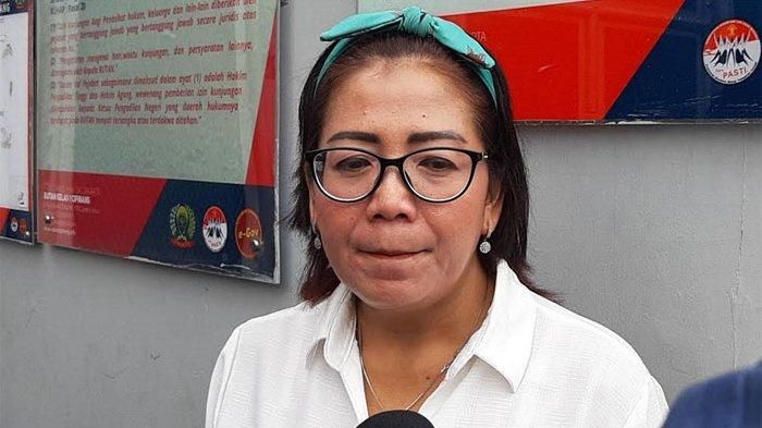 Ibunda Kriss Hatta dan Cyndyana Lorens, Tuty Suratinah.