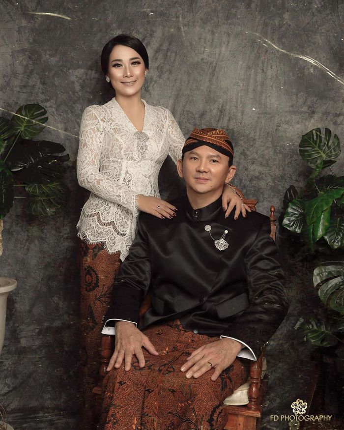 Potret Puput Nastiti Devi ketika mengenakan kebaya sebelum hamil yang akan menjadi calon Ibu dari anak Ahok yang sedang dikandungnya.