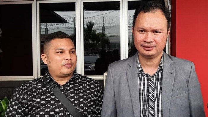 Kuasa hukum Ahmad Dhani, Ali Lubis (kiri) dan Hendarsam Marantoko (kanan).