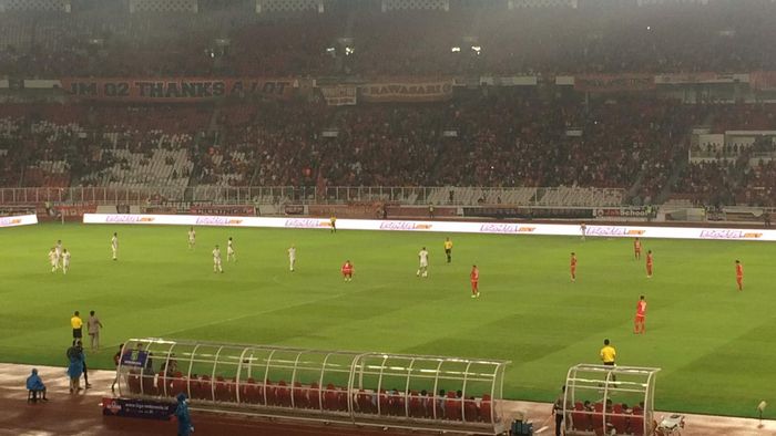 Suasana pertandingan Persija Jakarta kontra Persebaya Surabaya dalam laga pekan ke-33 di Stadion Utama Gelora Bung Karno, Jakarta Utara, Selasa (17/12/2019).