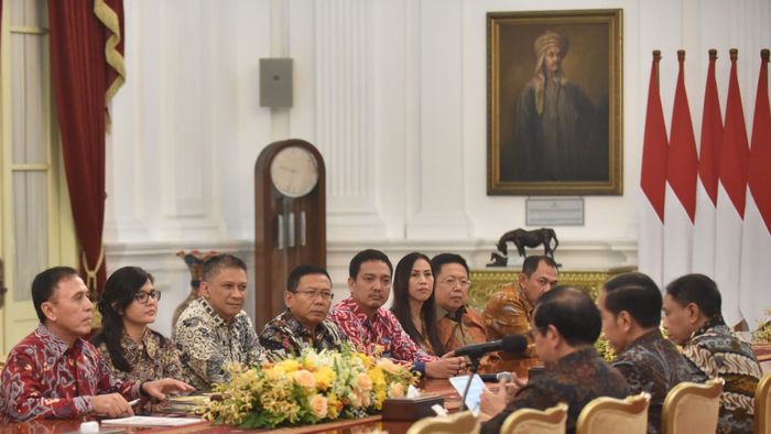Presiden Joko Widodo diapit Menpora, Zainudin Amali (kanan) dan Menseskab, Pramono Anung, dalam pertemuan dengan para pengurus PSSI di Istana Negara, Jakarta, Senin (16/12/2019).
