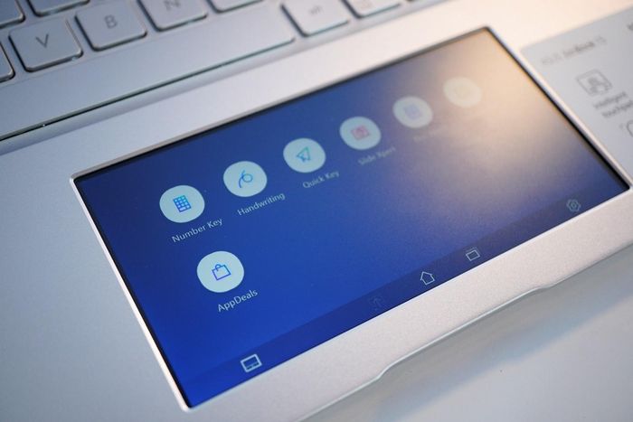 ASUS ZenBook UX534 ScreenPad 2.0