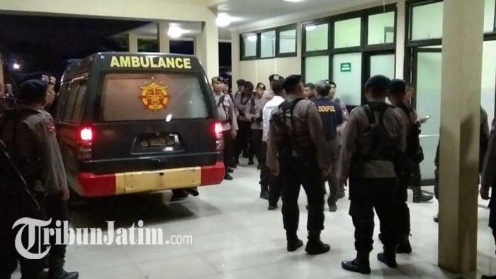 Evakuasi jenazah anggota Brimob tersambar petir di kamar mayat RS Bhayangkara Surabaya.