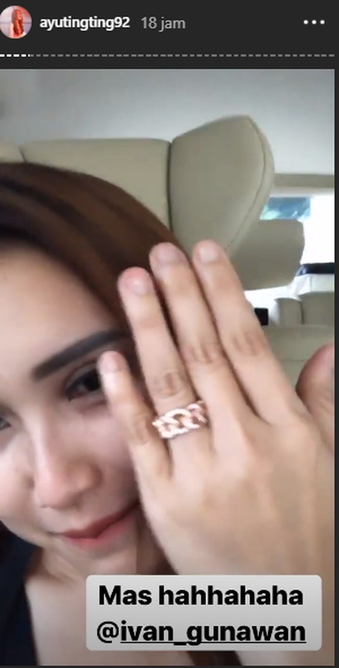 Ayu Ting Ting pamer <a href='https://kupang.tribunnews.com/tag/cincin' title='cincin'>cincin</a> pemberian <a href='https://kupang.tribunnews.com/tag/ivan-gunawan' title='Ivan Gunawan'>Ivan Gunawan</a>