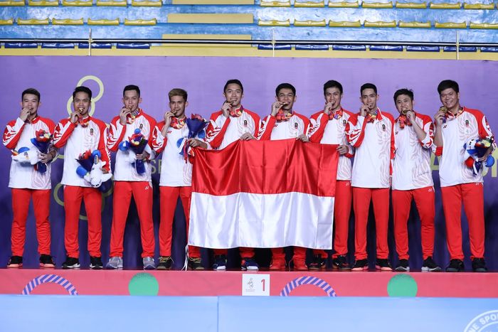 Tim bulu tangkis putra Indonesia berpose di podium juara SEA Games 2019 di Muntinlupa Sports Center, Manila, Filipina.