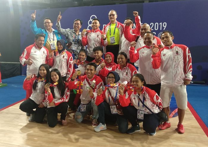 Tim angkat besi Indonesia berpose di Aquino Stadium, Manila, Filipina.