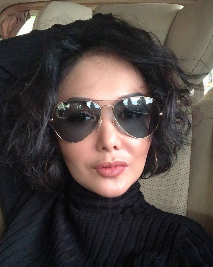 Foto Yuni  Shara  Rambut  Pendek gaya selfie kekinian