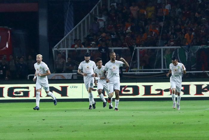 Pemain Persebaya Surabaya merayakan gol ke gawang Persija Jakarta di laga pekan ke-33 Liga 1 di Stadion Utama Gelora Bung Karno, Jakarta, Selasa (17/12/2019).