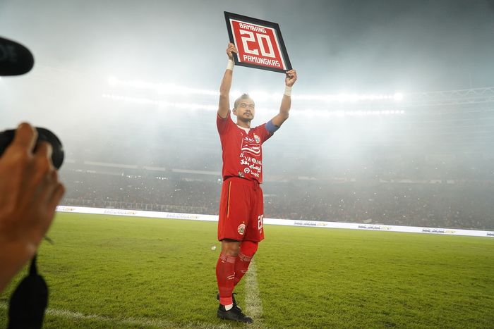 Bambang Pamungkas mengangkat jerseynya di Persija Jakarta setelah memutuskan pensiun dari dunia sepak bola, Selasa (17/12/2019).