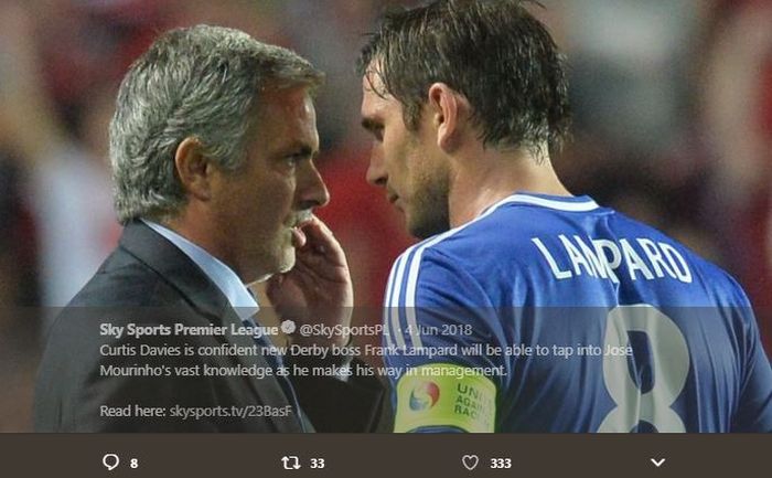 Frank Lampard sedang berdiskusi dengan sang pelatih, Jose Mourinho, saat masih sama-sama di Chelsea.