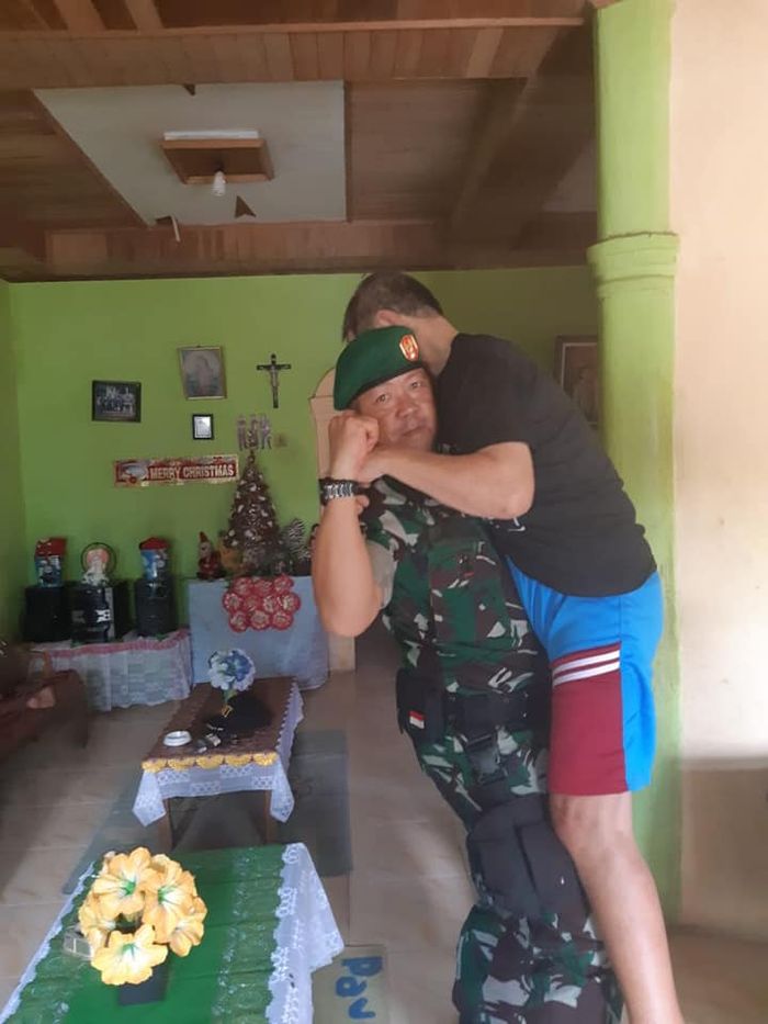 Ketika anggota TNI dan sang ayah berpelukan melepas rindu