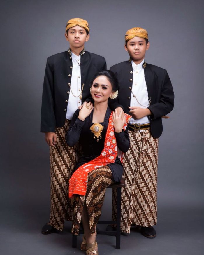 Yuni Shara bersama kedua putranya