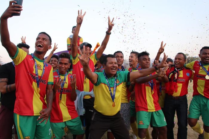 Pelatih asal Indonesia, Jantje Efraim (depan tengah) bersama pemain Lalenok United saat merayakan gelar juara Piala Super Timor Leste atau LFA Super Ta&ccedil;a pada 19 Oktober 2019.