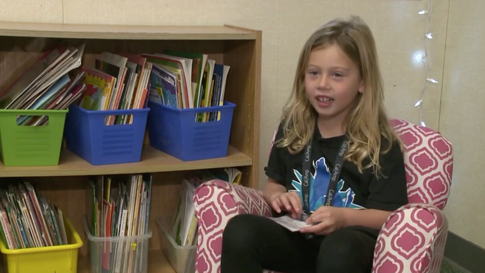 Gadis 5 tahun ini rela jualan kue dan cokelat demi bantuk lunasi hutang 130 orang, akhirnya diberi penghargaan.