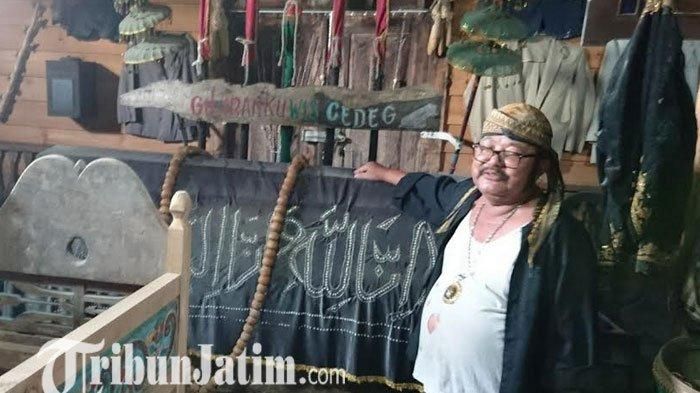 Sutarji memegang keranda mayat, bekas ambulannya