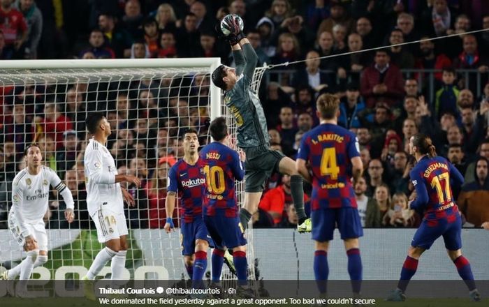 Aksi Thibaut Courtois menangkap bola pada laga el clasico antara Barcelona versus Real Madrid di Stadion Camp Nou, Rabu (18/12/2019).