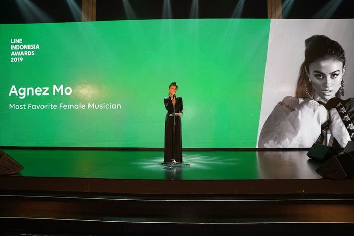 Agnez Mo menerima penghargaan Most Favorite Female Musicians dalam acara LINE Indonesia Awards 2019  
