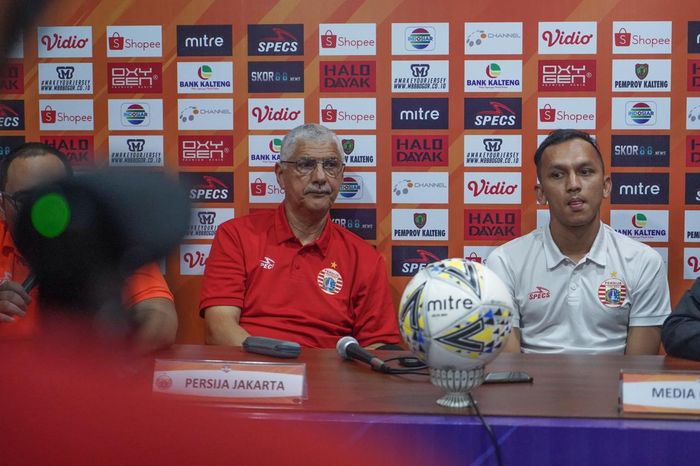 Pelatih dan pemain Persija Jakarta, Edson Tavares serta Rachmad Hidayat saat memberikan keterangan pers, Jumat (20/12/2019).