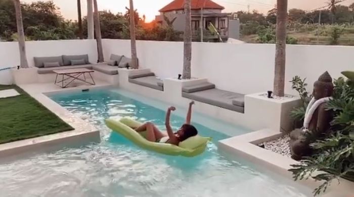 Penampilan seksi Vanessa Angel yang telah resmi menikah saat pergi honeymoon kenakan baju renang