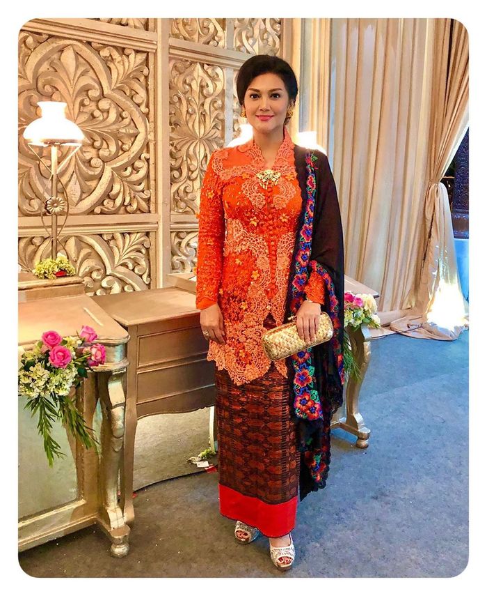 Bella Saphira mengenakan kebaya oranye