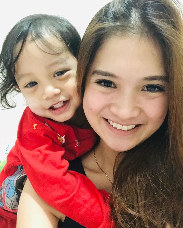 Vinessa Inez dan putra semata wayangnya