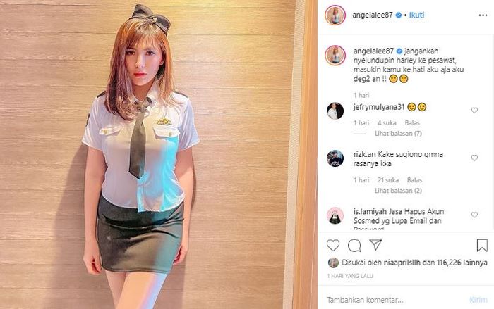 Angela Lee mengunggah foto berseragam pilot