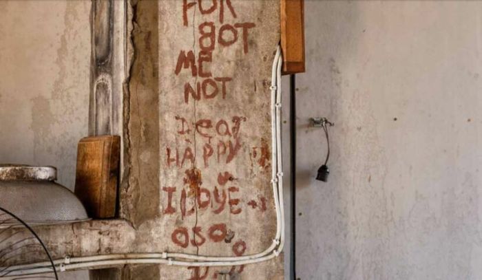 Karena tidak ada tetangga di sekitar dan sangat sepi, mereka tahu rumah ini akan menarik perhatian orang.