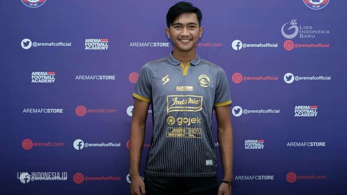 Penampakan jersey ketiga Arema FC untuk musim 2020 saat diperkenalkan di Official Store Arema pada Jumat (20/12/2019) di Malang.