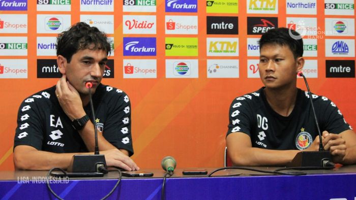 Pelatih Semen Padang, Eduardo Almeida (kiri), didampingi kapten Semen Padang, Dedi Gusmawan, dalam konferensi pers jelang laga melawan Persela Lamongan, Jumat (20/12/2019).