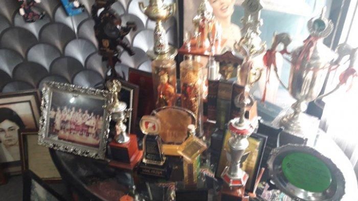 Piala milik Nike Ardilla semasa hidupnya.