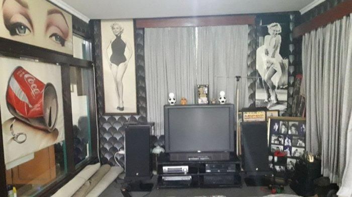 Sejumlah barang-barang peninggalan yang terdapat di kamar milik Nike Ardilla.