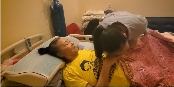 Paula Verhoeven minta restu ibunda Baim Wong.