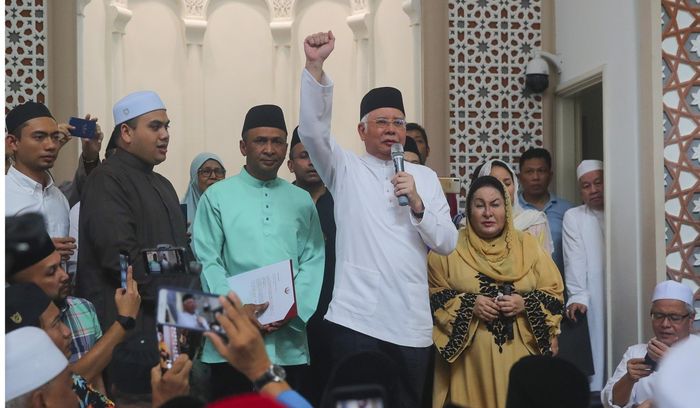 Potret Najib Razak saat mengambil sumpah laknat di Masjid Jamek Kampung Baru, Kuala Lumpur setelah dia melaksanakan sholat Jumat