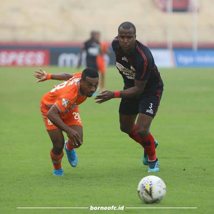 Pemain Persipura Jayapura, Ribeiro dos Santos (kanan), beradu dengan pemain Borneo FC, Terens Puhiri, dalam laga pamungkas Liga 1 2019 di Stadion Gelora Delta, Sidoarjo, Minggu (22/12/2019).